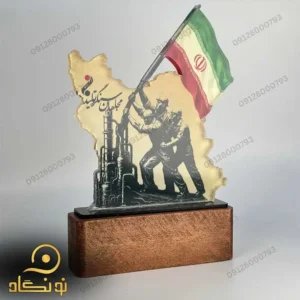 تندیس یادبود صنعت نفت با طرح کارگران، پالایشگاه و پرچم ایران